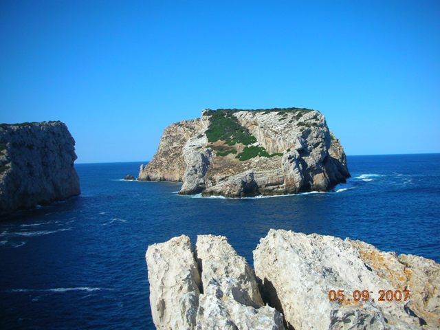 L'isola piana e le Falesie svettano tra un mare bluissimo!